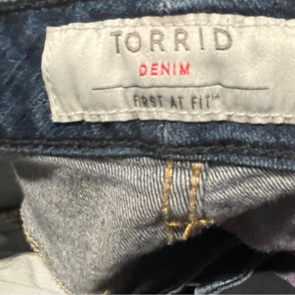 Torrid Denim Shorts Size 22 - Picture 3 of 3